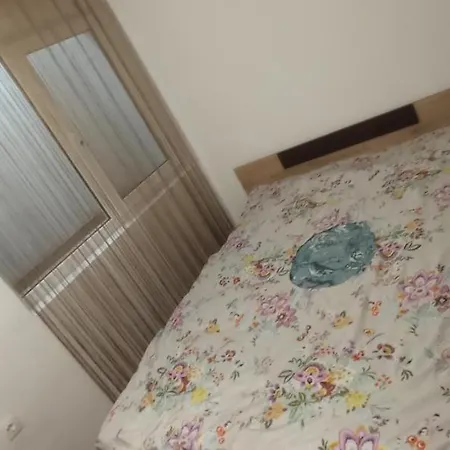 с две спални.